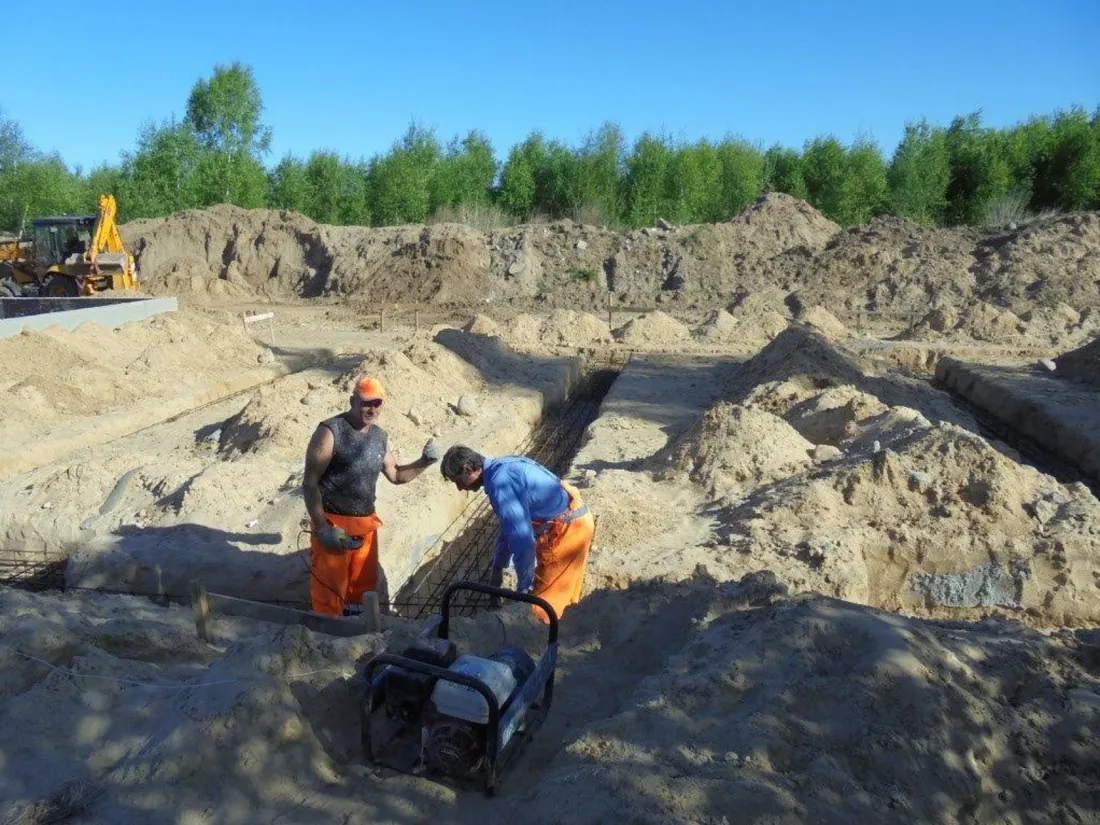 Pracownicy przy zagęszczarce w wykopie fundamentowym