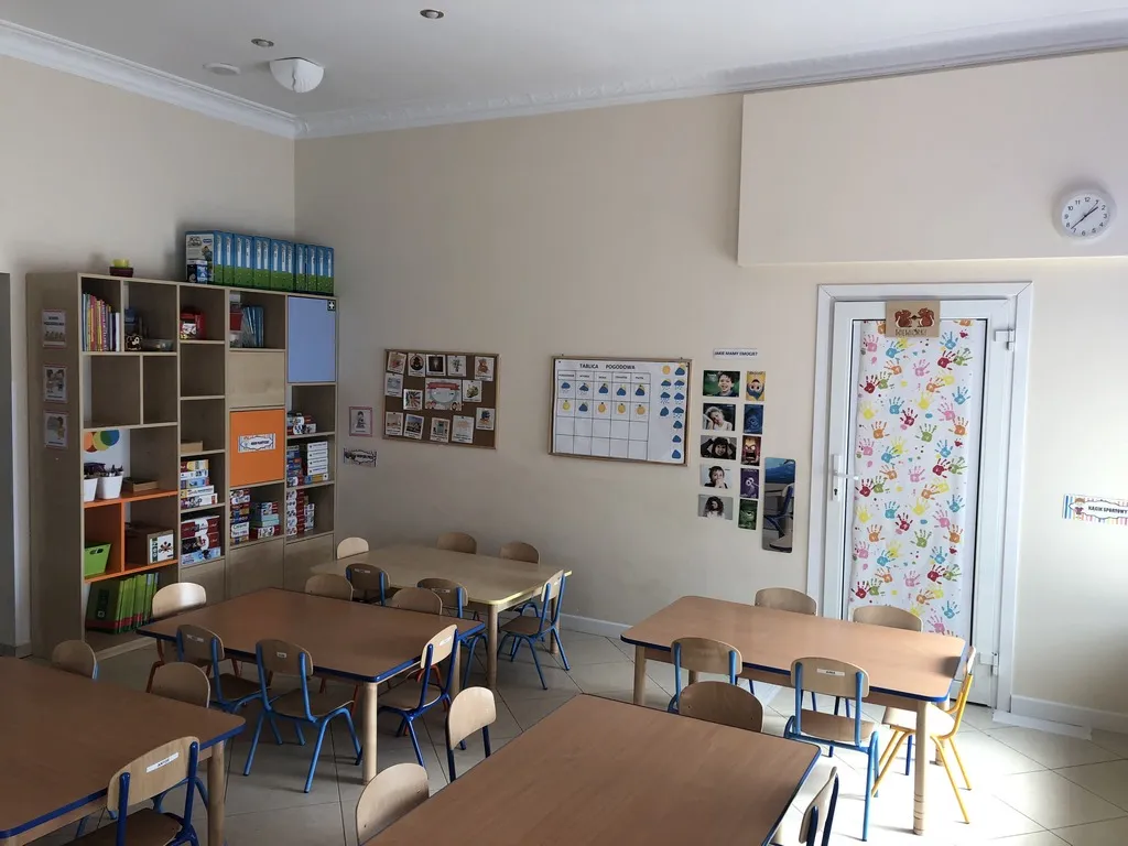 Sala ze stolikami i krzesełkami dla dzieci