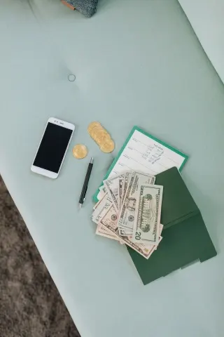 Banknoty, telefon i notes na stole