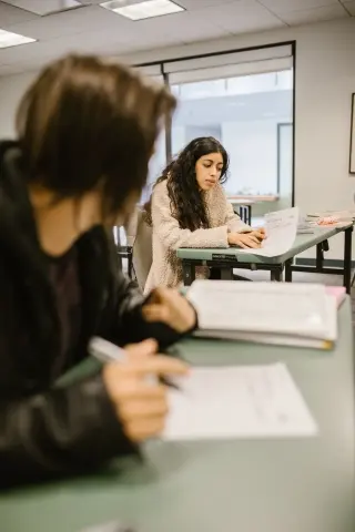 Studenci rozwiązujący test w sali