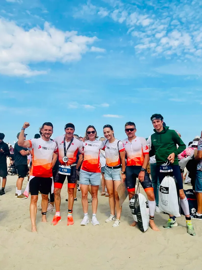 Drużyna Trinergy na plaży po zawodach Ironman 70.3 Gdynia